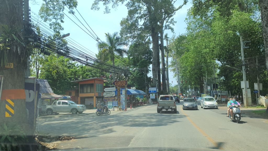 ภาพถนนตรงที่ ชัยคาร์แคร์ ตั้งอยู่ ถ่ายโดย jrcarlsen พ.ศ. 2564 (2021) · A street-level view of where ชัยคาร์แคร์ · Chai Car Care stands, by jrcarlsen in 2564 (2021)