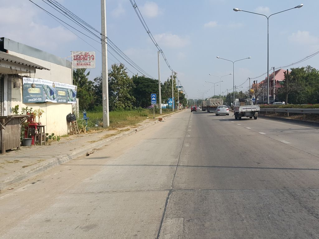 ภาพถนนตรงที่ เนื้อย่าง มุอิยะ ตั้งอยู่ ถ่ายโดย jrcarlsen พ.ศ. 2557 (2014) · A street-level view of where เนื้อย่าง มุอิยะ · Nueainga Muiya stands, by jrcarlsen in 2557 (2014)