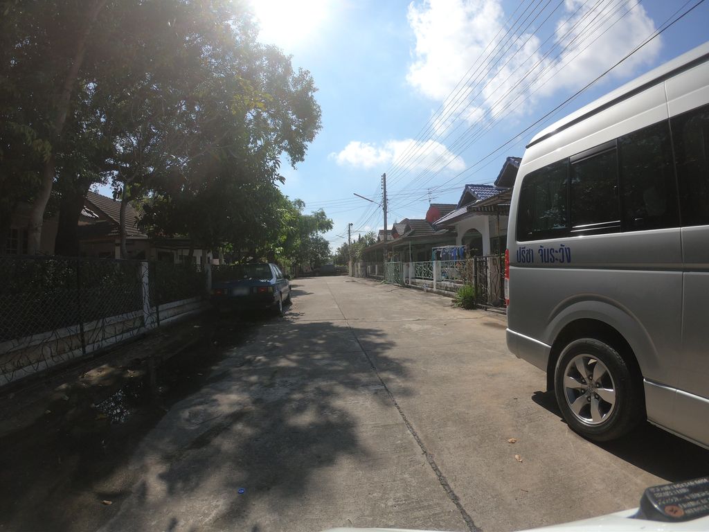 ภาพถนนตรงที่ เจริญสุข ตั้งอยู่ ถ่ายโดย chanuwath_grab พ.ศ. 2562 (2019) · A street-level view of where เจริญสุข · Charoen Suk stands, by chanuwath_grab in 2562 (2019)