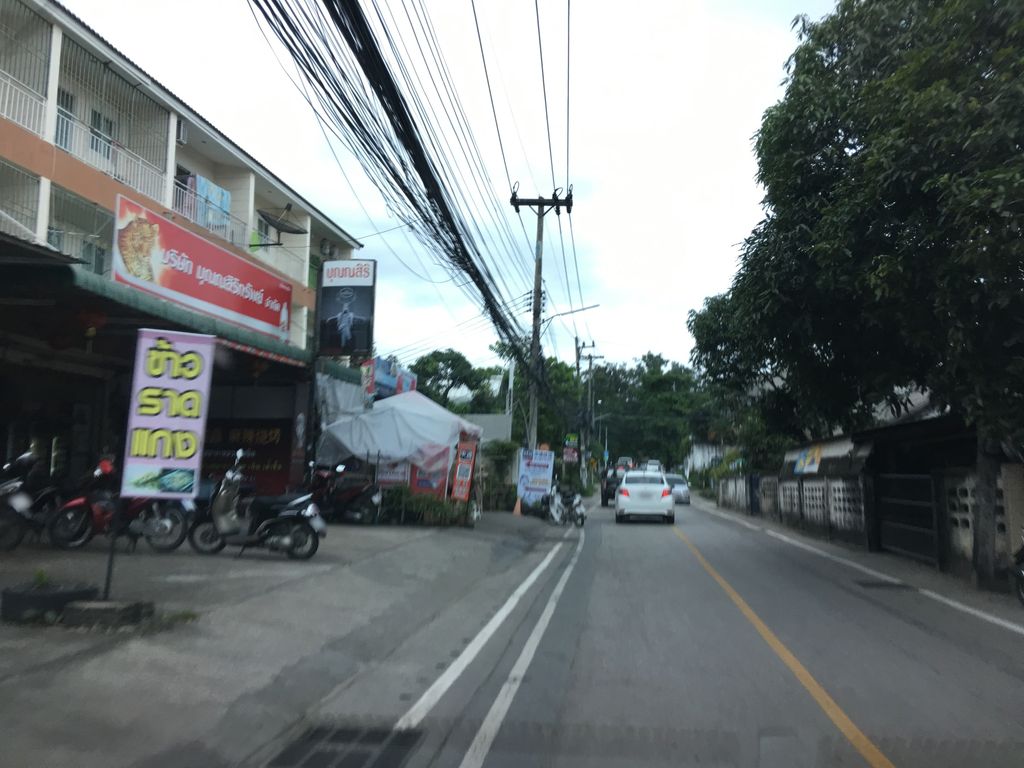 ภาพถนนตรงที่ ข้าวแกงคุณยาย10บาท ตั้งอยู่ ถ่ายโดย wapriz พ.ศ. 2561 (2018) · A street-level view of where ข้าวแกงคุณยาย10บาท · Khaokaeng Khunyai10bat stands, by wapriz in 2561 (2018)