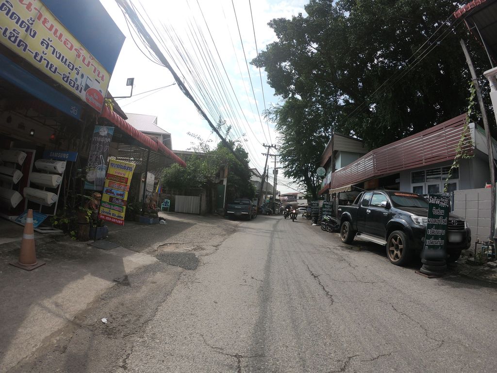 ภาพถนนตรงที่ อิ่มชา คาเฟ่ ตั้งอยู่ ถ่ายโดย chanuwath_grab พ.ศ. 2562 (2019) · A street-level view of where อิ่มชา คาเฟ่ · Imcha Café stands, by chanuwath_grab in 2562 (2019)
