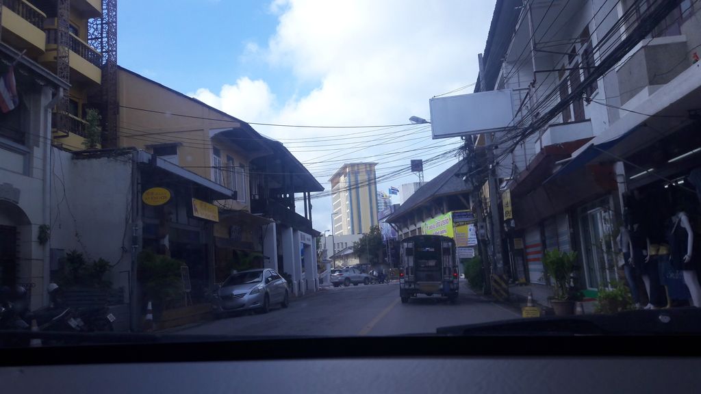 ภาพถนนตรงที่ ยกโหล.คอม : ร้านขายส่งออนไลน์ที่ถูกที่สุด ตั้งอยู่ ถ่ายโดย ratchaphat พ.ศ. 2559 (2016) · A street-level view of where ยกโหล.คอม : ร้านขายส่งออนไลน์ที่ถูกที่สุด · Yoklo.khom : Ran Khaisong Online Thi Thukthisut stands, by ratchaphat in 2559 (2016)