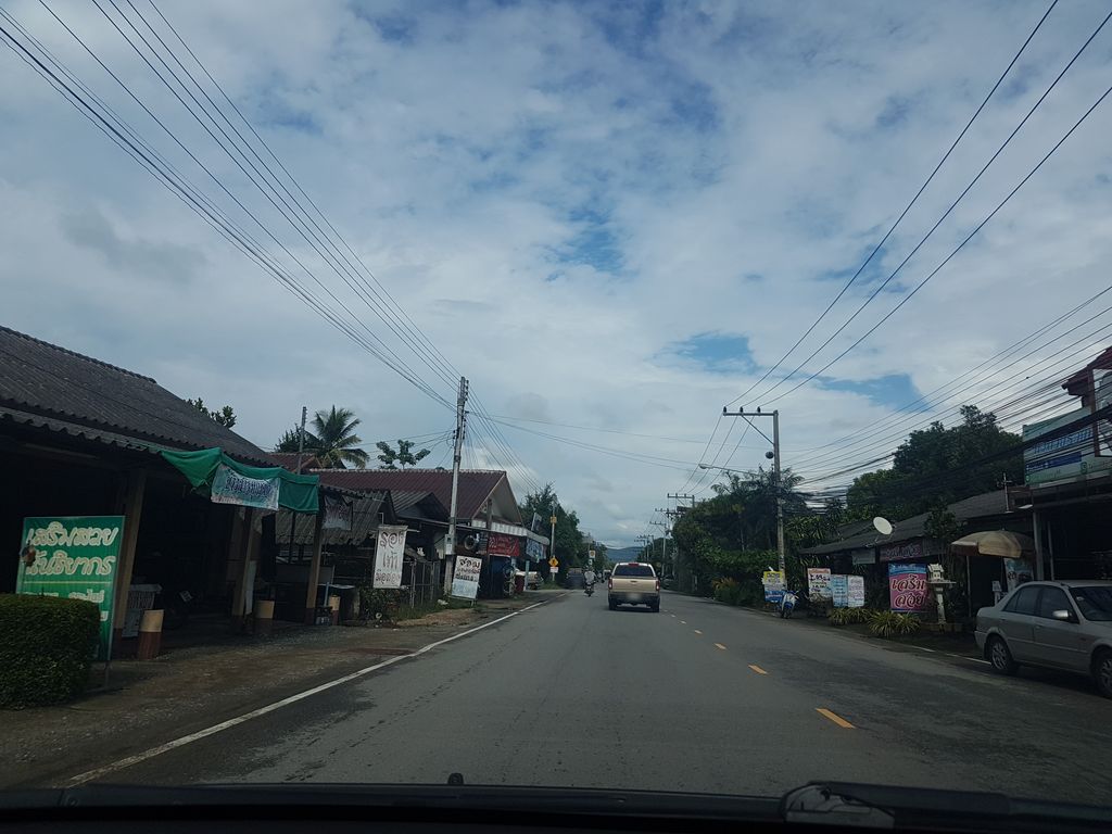ภาพถนนตรงที่ ร้านเล็กๆ ของเด็กช่าง ตั้งอยู่ ถ่ายโดย ekkarin พ.ศ. 2561 (2018) · A street-level view of where ร้านเล็กๆ ของเด็กช่าง · Ran Leklek Khongdekchang stands, by ekkarin in 2561 (2018)