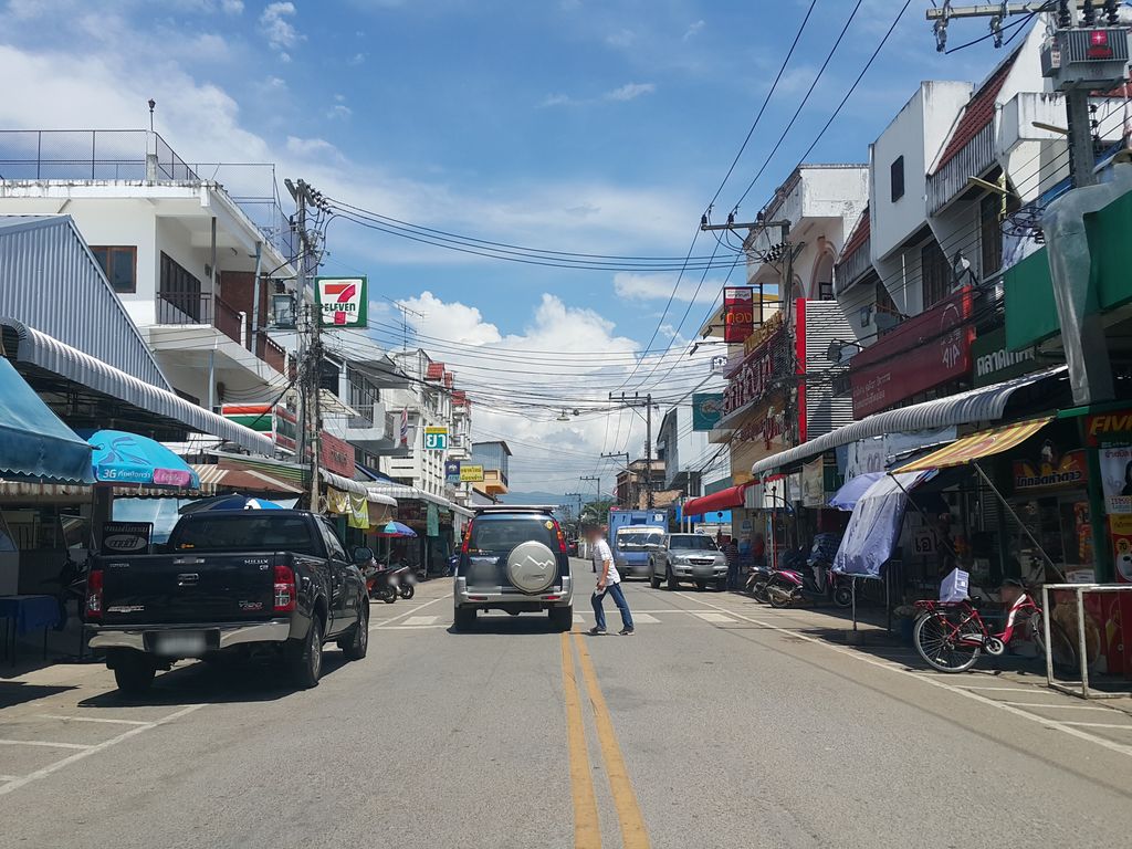 ภาพถนนตรงที่ ปัง เจริญ นมสด ตั้งอยู่ ถ่ายโดย jrcarlsen พ.ศ. 2558 (2015) · A street-level view of where ปัง เจริญ นมสด · Pang Charoen Namasot stands, by jrcarlsen in 2558 (2015)