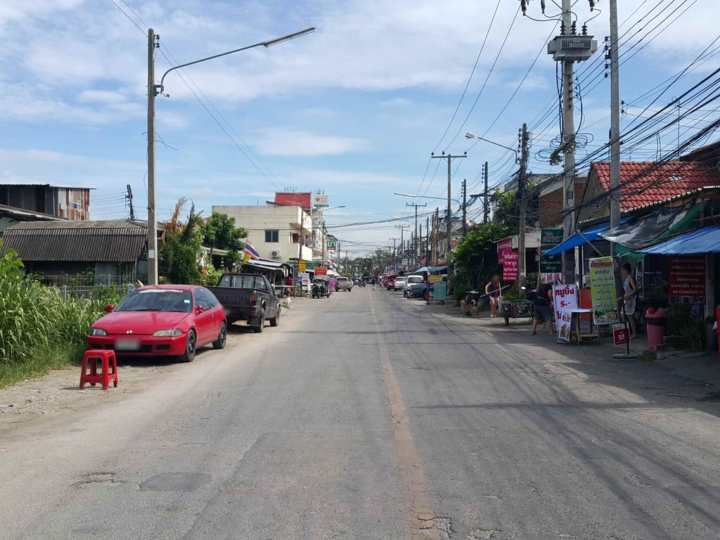 ภาพถนนตรงที่ Coffee House Barber ตั้งอยู่ ถ่ายโดย jrcarlsen พ.ศ. 2558 (2015) · A street-level view of where Coffee House Barber stands, by jrcarlsen in 2558 (2015)