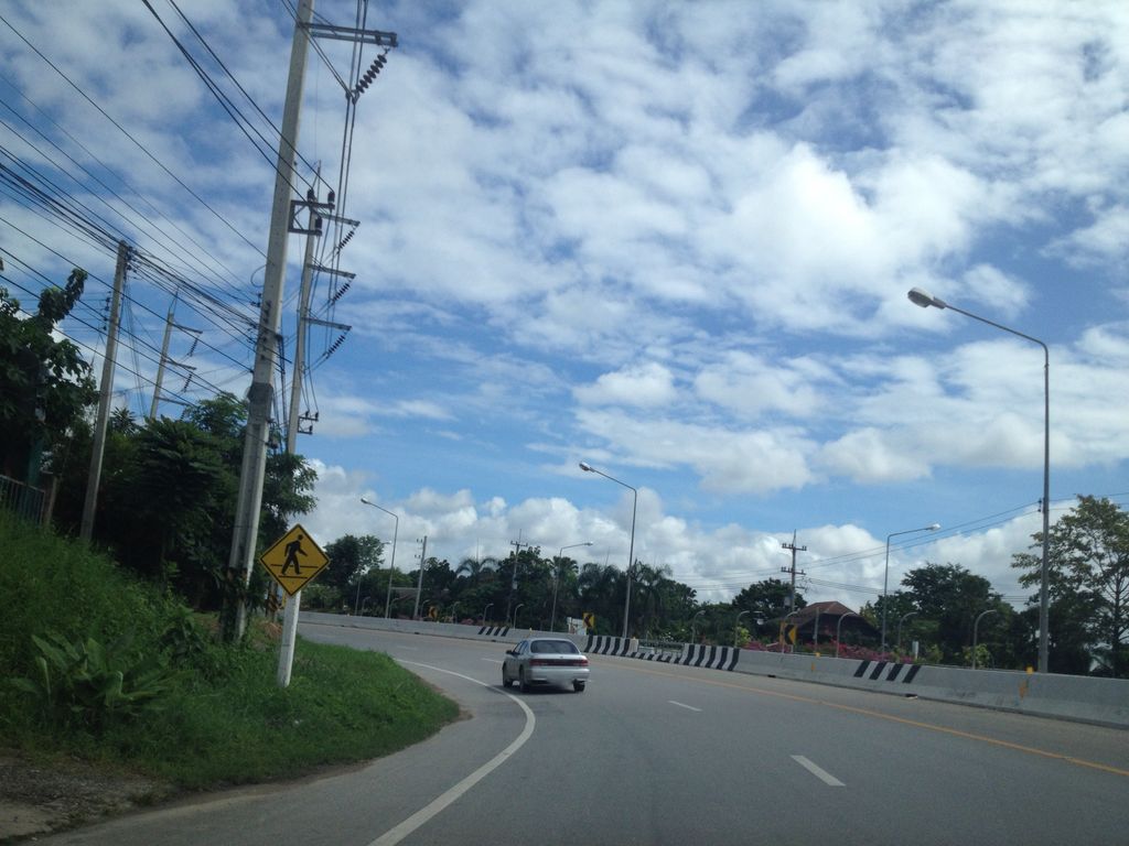 ภาพถนนตรงที่ ร้านกินเส้นติดใจ ตั้งอยู่ ถ่ายโดย jimwatana พ.ศ. 2558 (2015) · A street-level view of where ร้านกินเส้นติดใจ · Ran Kinsen Tit Chai stands, by jimwatana in 2558 (2015)