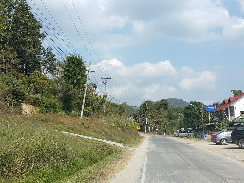 ภาพถนนตรงที่ แก้วใหย่ ฮิมต๋อม ตั้งอยู่ ถ่ายโดย jrcarlsen พ.ศ. 2558 (2015) · A street-level view of where แก้วใหย่ ฮิมต๋อม · Kwaeyai Himtom stands, by jrcarlsen in 2558 (2015)