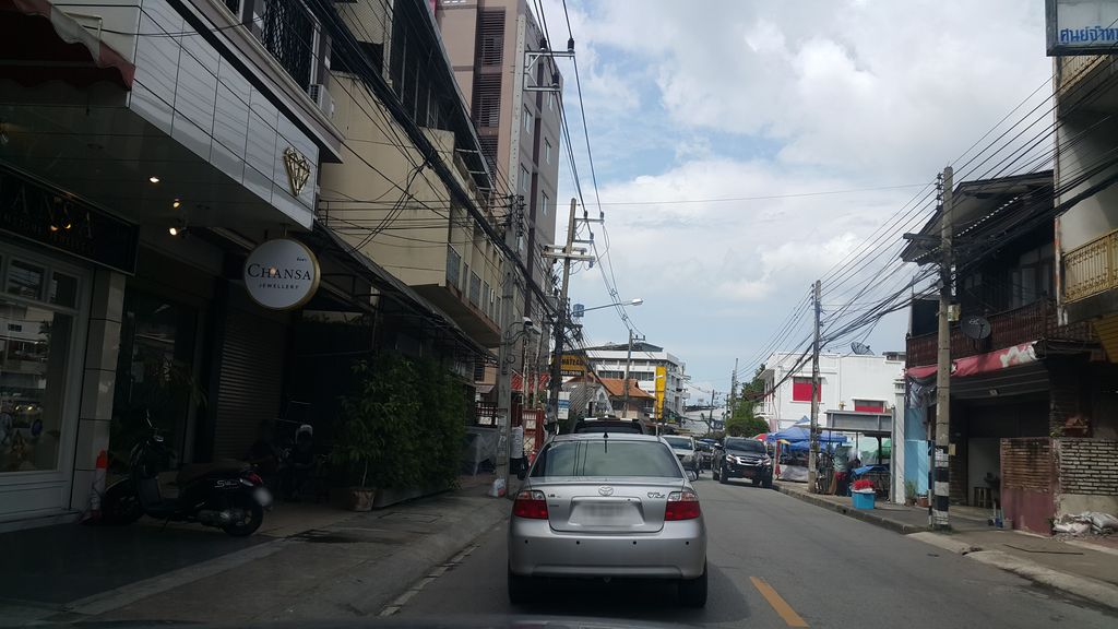 ภาพถนนตรงที่ Chiangmai Delight Hostel ตั้งอยู่ ถ่ายโดย jrcarlsen พ.ศ. 2560 (2017) · A street-level view of where Chiangmai Delight Hostel stands, by jrcarlsen in 2560 (2017)