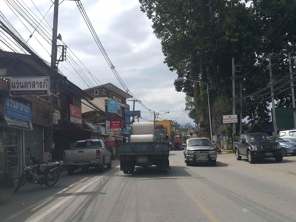 ภาพถนนตรงที่ เย็นตาโฟหน้าปณ.สารภี ตั้งอยู่ ถ่ายโดย jrcarlsen พ.ศ. 2558 (2015) · A street-level view of where เย็นตาโฟหน้าปณ.สารภี · Yentafo Na Pon.Saraphi stands, by jrcarlsen in 2558 (2015)