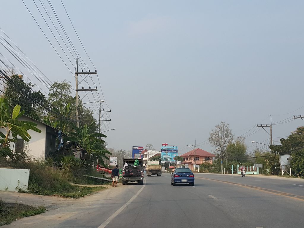 ภาพถนนตรงที่ Doi Chaang Coffee Mae Rim ตั้งอยู่ ถ่ายโดย jrcarlsen พ.ศ. 2559 (2016) · A street-level view of where Doi Chaang Coffee Mae Rim stands, by jrcarlsen in 2559 (2016)