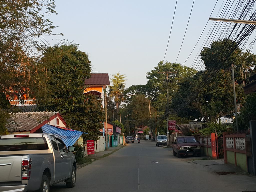 ภาพถนนตรงที่ ร้านตี๋ซาลอน ตั้งอยู่ ถ่ายโดย jrcarlsen พ.ศ. 2559 (2016) · A street-level view of where ร้านตี๋ซาลอน · Ran Ti Salon stands, by jrcarlsen in 2559 (2016)