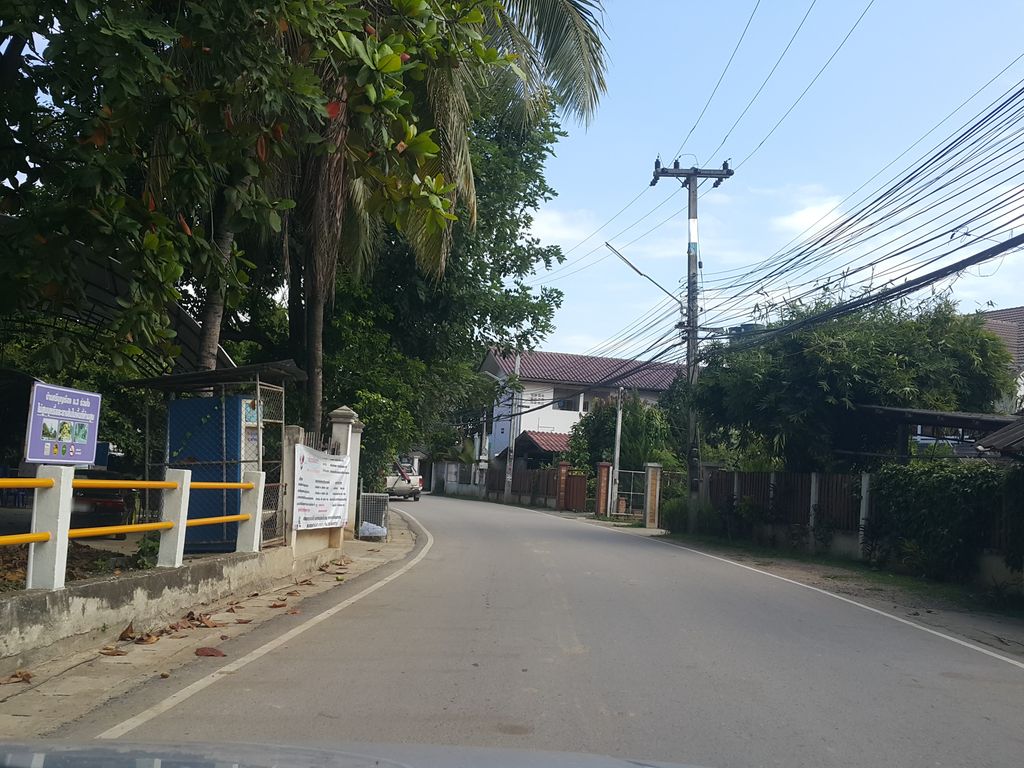 ภาพถนนตรงที่ ลุงแดงจิ้นย่าง ตั้งอยู่ ถ่ายโดย jrcarlsen พ.ศ. 2558 (2015) · A street-level view of where ลุงแดงจิ้นย่าง · Lungdaeng Chinyang stands, by jrcarlsen in 2558 (2015)