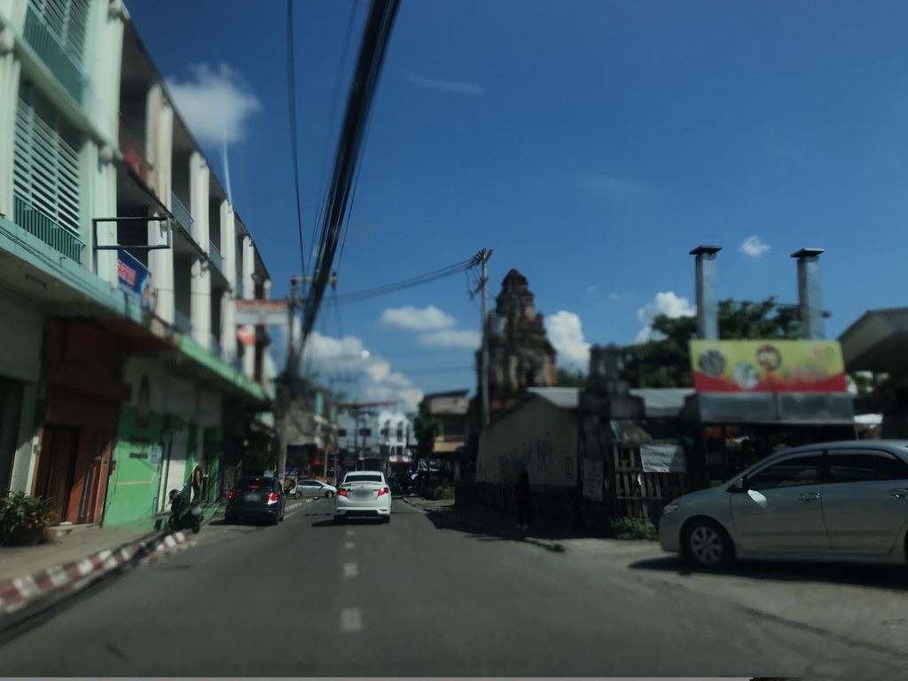 ภาพถนนตรงที่ สถานีตำรวจชุมชนช้างเผือก ตั้งอยู่ ถ่ายโดย prasert พ.ศ. 2561 (2018) · A street-level view of where สถานีตำรวจชุมชนช้างเผือก · Chumchon Chang Phueak Police station stands, by prasert in 2561 (2018)