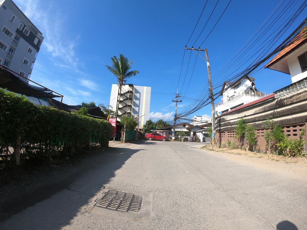 ภาพถนนตรงที่ ร้าน นครสวรรค์ รสเด็ด ตั้งอยู่ ถ่ายโดย chanuwath_grab พ.ศ. 2562 (2019) · A street-level view of where ร้าน นครสวรรค์ รสเด็ด · Ran Nakhon Sawan Rotdet stands, by chanuwath_grab in 2562 (2019)