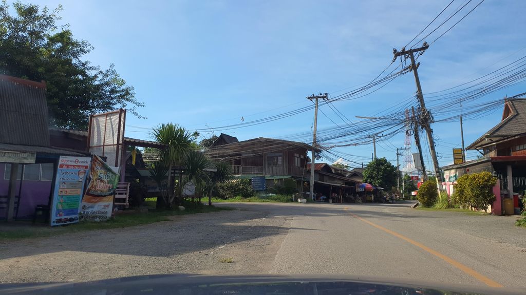 ภาพถนนตรงที่ ห้องสมุดประชาชนอำเภอแม่ออน ตั้งอยู่ ถ่ายโดย jrcarlsen พ.ศ. 2564 (2021) · A street-level view of where ห้องสมุดประชาชนอำเภอแม่ออน · Pracha Chon Amphoe Mae On Library stands, by jrcarlsen in 2564 (2021)