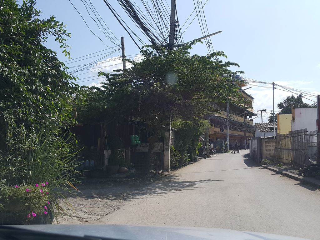 ภาพถนนตรงที่ ถุงเงินกะเพราอินดี้ ตั้งอยู่ ถ่ายโดย jrcarlsen พ.ศ. 2558 (2015) · A street-level view of where ถุงเงินกะเพราอินดี้ · Thungngoen Kaphrao Indie stands, by jrcarlsen in 2558 (2015)