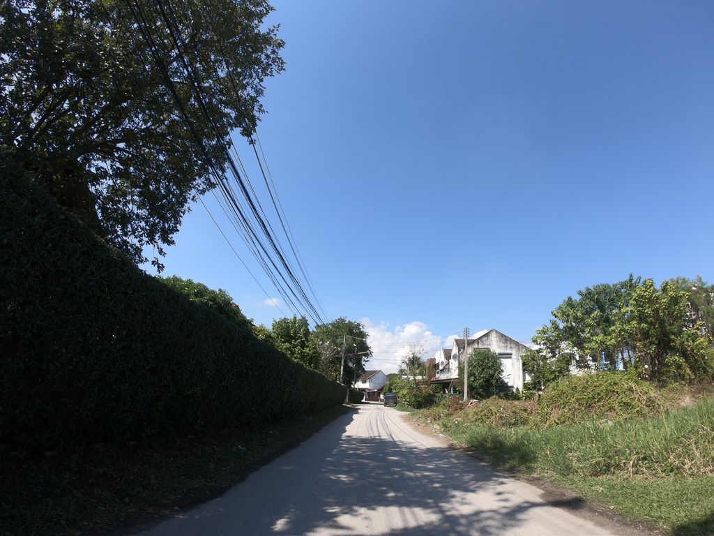 ภาพถนนตรงที่ IRIS Kitchen and Bakehouse ตั้งอยู่ ถ่ายโดย chanuwath_grab พ.ศ. 2562 (2019) · A street-level view of where IRIS Kitchen and Bakehouse stands, by chanuwath_grab in 2562 (2019)
