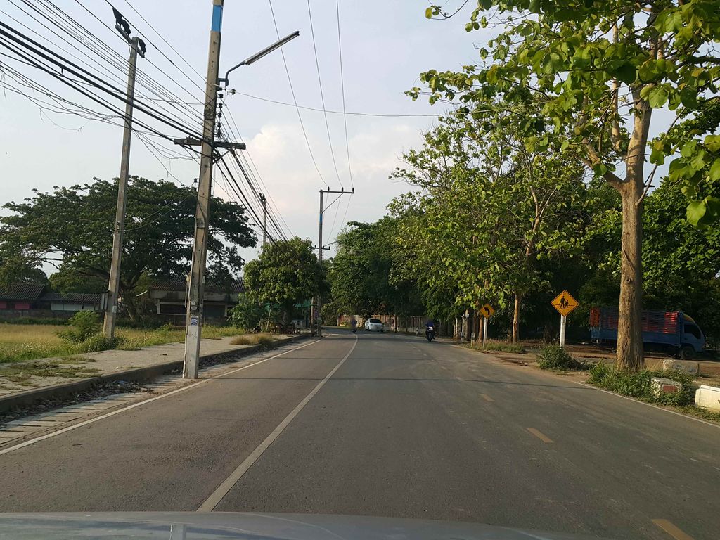 ภาพถนนตรงที่ Genius PANDA - ชลประทานน้ำโท้ง ตั้งอยู่ ถ่ายโดย jrcarlsen พ.ศ. 2558 (2015) · A street-level view of where Genius PANDA - ชลประทานน้ำโท้ง stands, by jrcarlsen in 2558 (2015)