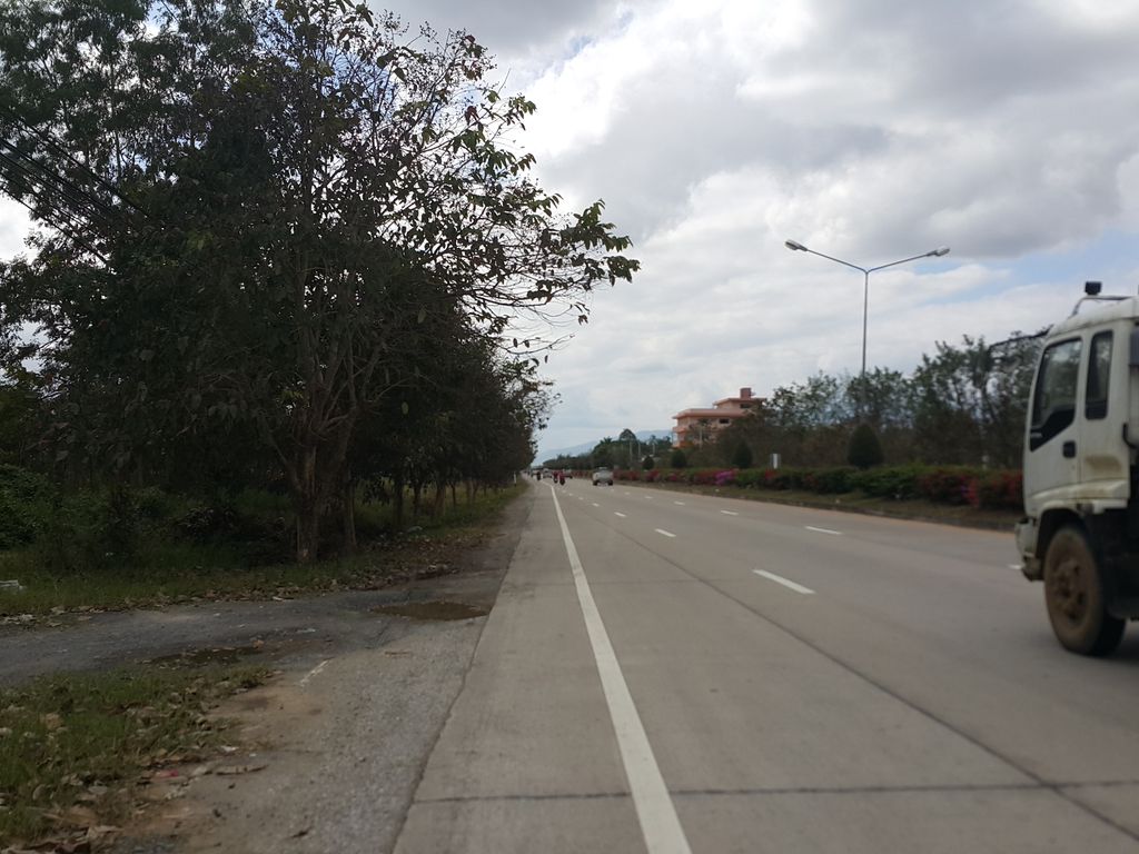 ภาพถนนตรงที่ Uncle Bar&Camping ตั้งอยู่ ถ่ายโดย jrcarlsen พ.ศ. 2558 (2015) · A street-level view of where Uncle Bar&Camping stands, by jrcarlsen in 2558 (2015)
