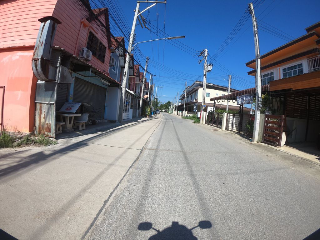 ภาพถนนตรงที่ Love คิ้ว ตั้งอยู่ ถ่ายโดย chanuwath_grab พ.ศ. 2562 (2019) · A street-level view of where Love คิ้ว stands, by chanuwath_grab in 2562 (2019)
