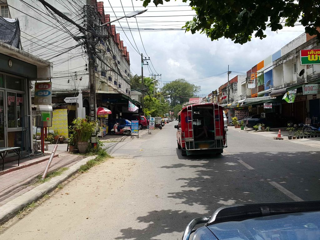 ภาพถนนตรงที่ ตามใจเชฟ  Chef'Siwa ตั้งอยู่ ถ่ายโดย jrcarlsen พ.ศ. 2558 (2015) · A street-level view of where ตามใจเชฟ  Chef'Siwa stands, by jrcarlsen in 2558 (2015)