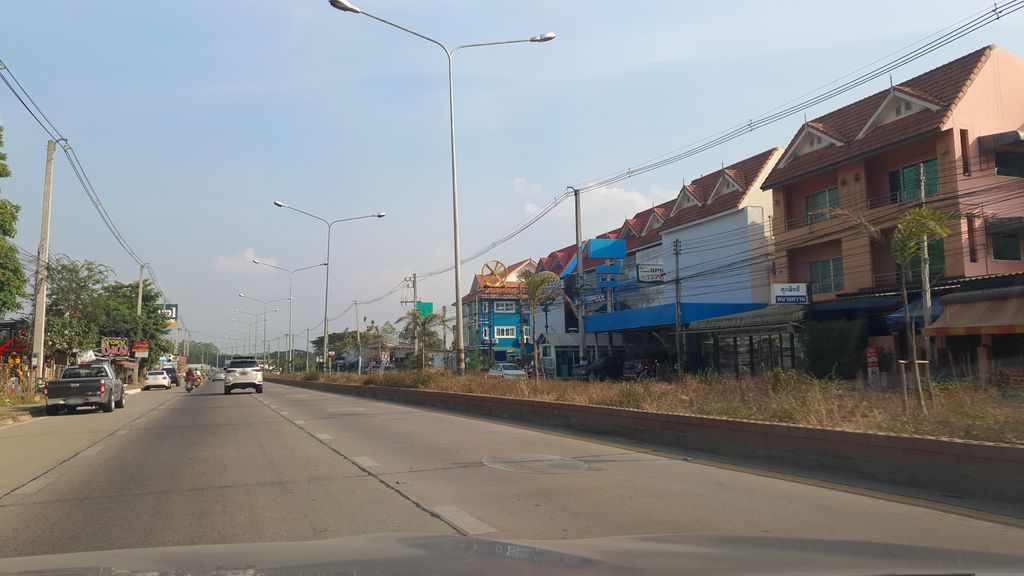 ภาพถนนตรงที่ Chiangmai Grand Home ตั้งอยู่ ถ่ายโดย jrcarlsen พ.ศ. 2566 (2023) · A street-level view of where Chiangmai Grand Home stands, by jrcarlsen in 2566 (2023)