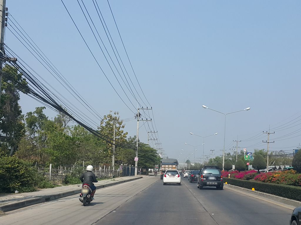 ภาพถนนตรงที่ จันทร์ฉายจักสาน ตั้งอยู่ ถ่ายโดย jrcarlsen พ.ศ. 2559 (2016) · A street-level view of where จันทร์ฉายจักสาน · Chan Chai Chaksan stands, by jrcarlsen in 2559 (2016)
