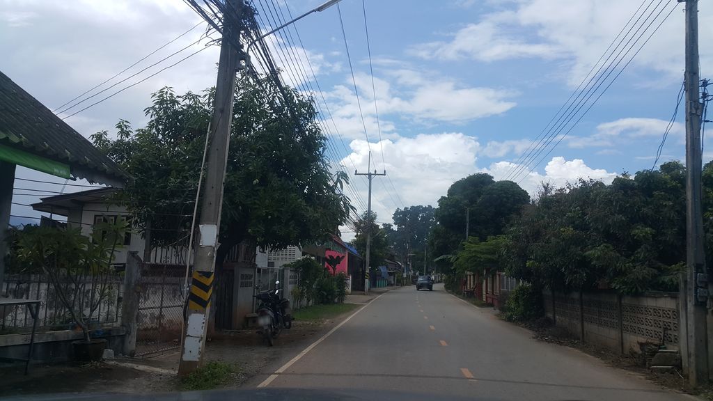 ภาพถนนตรงที่ เหรียญโปรยทาน บ้านฮอมตังค์ ตั้งอยู่ ถ่ายโดย jrcarlsen พ.ศ. 2560 (2017) · A street-level view of where เหรียญโปรยทาน บ้านฮอมตังค์ · Rian Proithan Ban Hom Tang stands, by jrcarlsen in 2560 (2017)