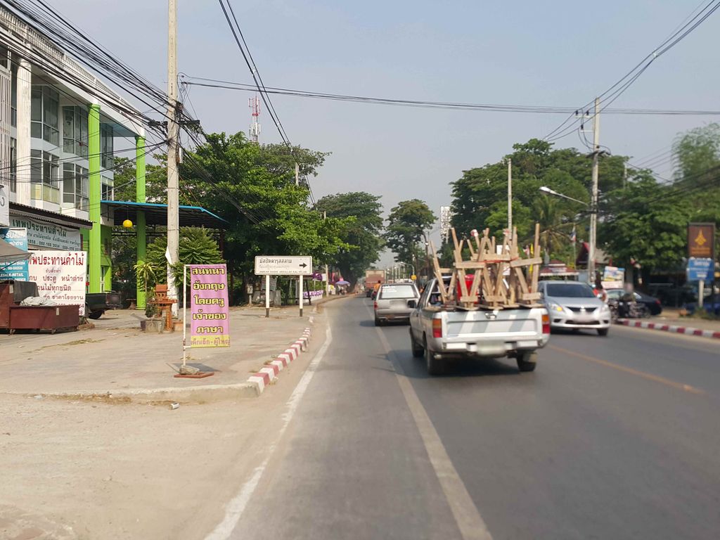 ภาพถนนตรงที่ ซีพี เฟรชมาร์ท ตั้งอยู่ ถ่ายโดย jrcarlsen พ.ศ. 2558 (2015) · A street-level view of where ซีพี เฟรชมาร์ท · C Phi Freshmart stands, by jrcarlsen in 2558 (2015)