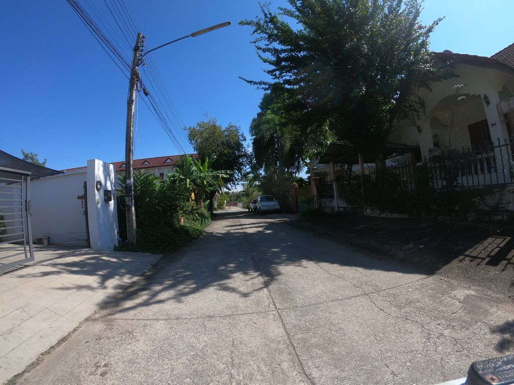 ภาพถนนตรงที่ หอพักบ้านส่องแสง ตั้งอยู่ ถ่ายโดย chanuwath_grab พ.ศ. 2562 (2019) · A street-level view of where หอพักบ้านส่องแสง · Ban Songsaeng Dormitory stands, by chanuwath_grab in 2562 (2019)