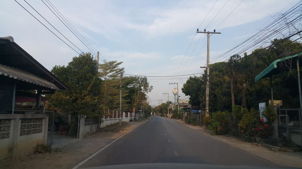 ภาพถนนตรงที่ พีพี ซาลอน ตั้งอยู่ ถ่ายโดย jrcarlsen พ.ศ. 2562 (2019) · A street-level view of where พีพี ซาลอน · Phiphi Salon stands, by jrcarlsen in 2562 (2019)