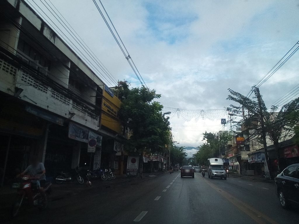 ภาพถนนตรงที่ Philia Chiangmai ตั้งอยู่ ถ่ายโดย kyoko พ.ศ. 2561 (2018) · A street-level view of where Philia Chiangmai stands, by kyoko in 2561 (2018)