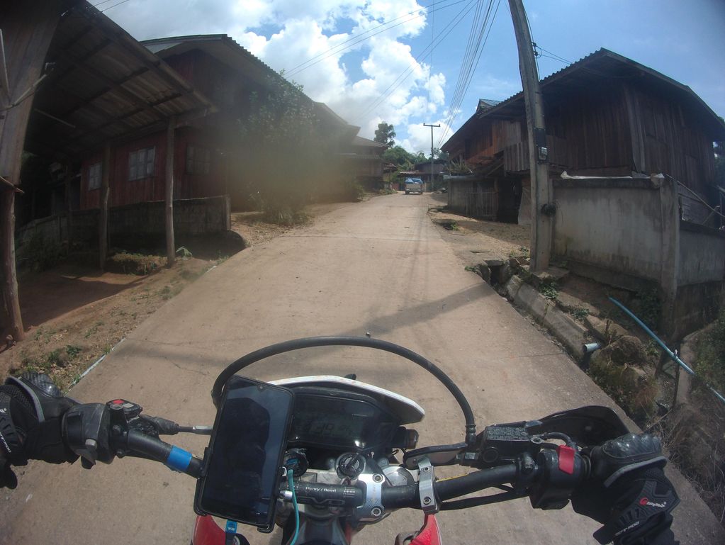 ภาพถนนตรงที่ ศาลาธรรมขุนแม่วาก ตั้งอยู่ ถ่ายโดย julcnx พ.ศ. 2566 (2023) · A street-level view of where ศาลาธรรมขุนแม่วาก · Salatrarom Khun Maeoka stands, by julcnx in 2566 (2023)