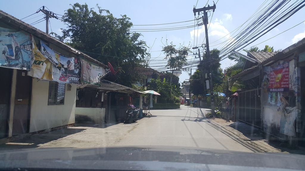 ภาพถนนตรงที่ บ้านข้าวซอยพระนอน ตั้งอยู่ ถ่ายโดย jrcarlsen พ.ศ. 2560 (2017) · A street-level view of where บ้านข้าวซอยพระนอน · Ban Khao Soi Phra Non stands, by jrcarlsen in 2560 (2017)