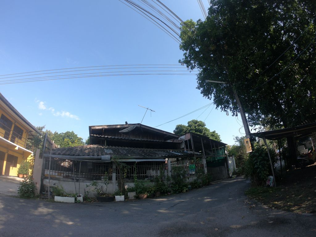 ภาพถนนตรงที่ Him Dara Homestay ตั้งอยู่ ถ่ายโดย chanuwath_grab พ.ศ. 2562 (2019) · A street-level view of where Him Dara Homestay stands, by chanuwath_grab in 2562 (2019)
