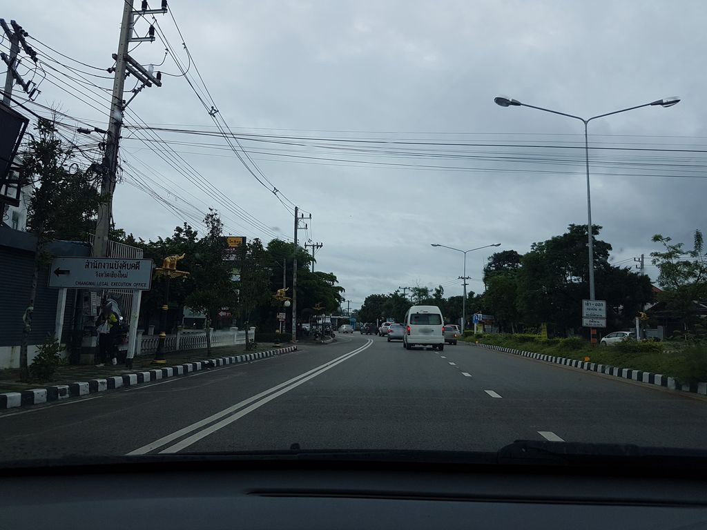 ภาพถนนตรงที่ Crush CMI Cannabis ตั้งอยู่ ถ่ายโดย ekkarin พ.ศ. 2561 (2018) · A street-level view of where Crush CMI Cannabis stands, by ekkarin in 2561 (2018)