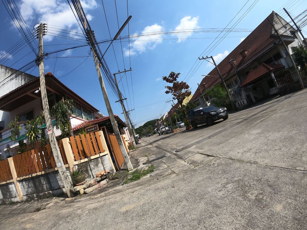 ภาพถนนตรงที่ Royal Cat Home ロイヤルキャットホーム - โรงแรมแมว รับฝากแมวเชียงใหม่ สาขาฟ้าฮ่าม ตั้งอยู่ ถ่ายโดย chanuwath_grab พ.ศ. 2562 (2019) · A street-level view of where Royal Cat Home ロイヤルキャットホーム - โรงแรมแมว รับฝากแมวเชียงใหม่ สาขาฟ้าฮ่าม stands, by chanuwath_grab in 2562 (2019)