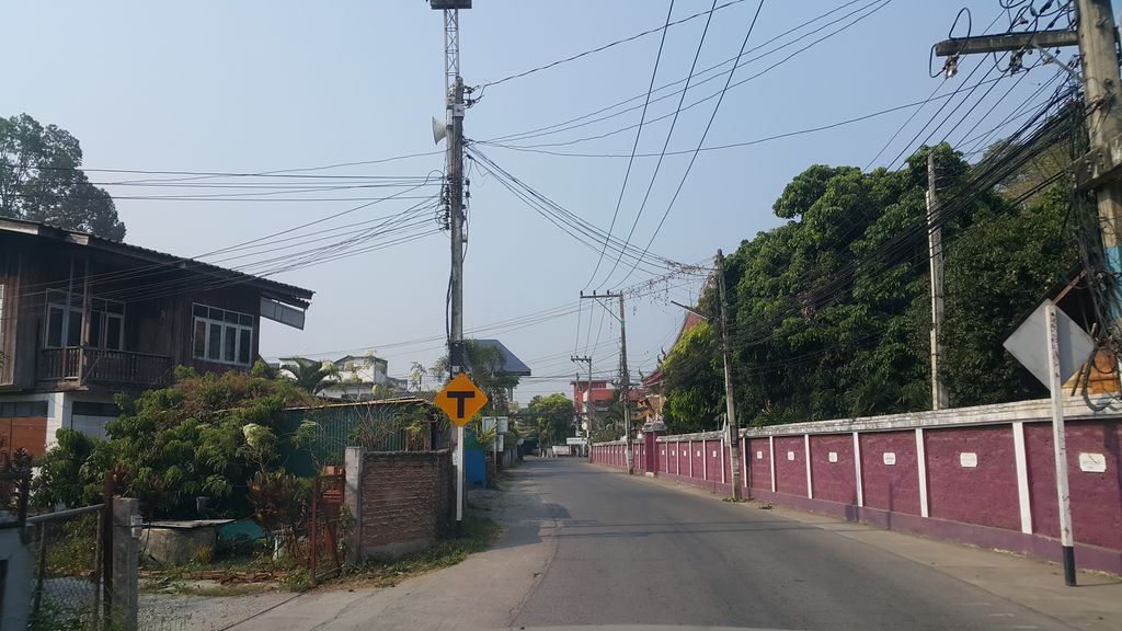 ภาพถนนตรงที่ ส้มตำยำแซ่บเว่อร์ by เจ๊ไก่ ตั้งอยู่ ถ่ายโดย jrcarlsen พ.ศ. 2562 (2019) · A street-level view of where ส้มตำยำแซ่บเว่อร์ by เจ๊ไก่ · Som Tam Yam Saepwoe By Chekai stands, by jrcarlsen in 2562 (2019)