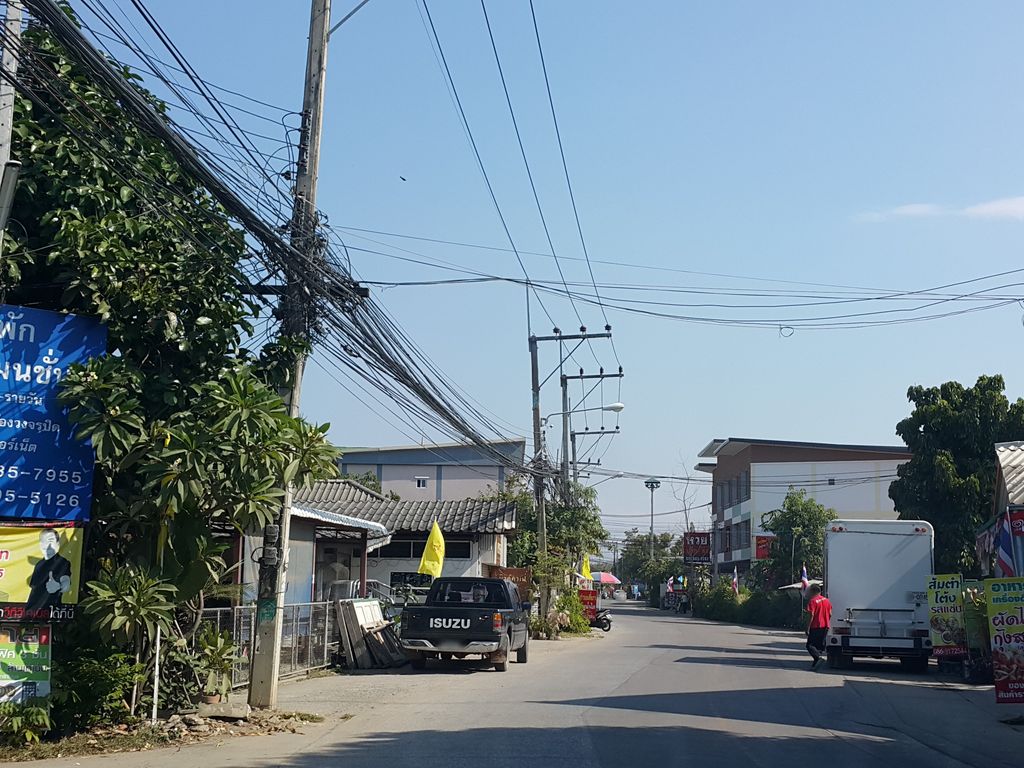 ภาพถนนตรงที่ มอมอชา ชานมไข่มุก ตั้งอยู่ ถ่ายโดย jrcarlsen พ.ศ. 2558 (2015) · A street-level view of where มอมอชา ชานมไข่มุก · Momacha Chanmakhaimuk stands, by jrcarlsen in 2558 (2015)