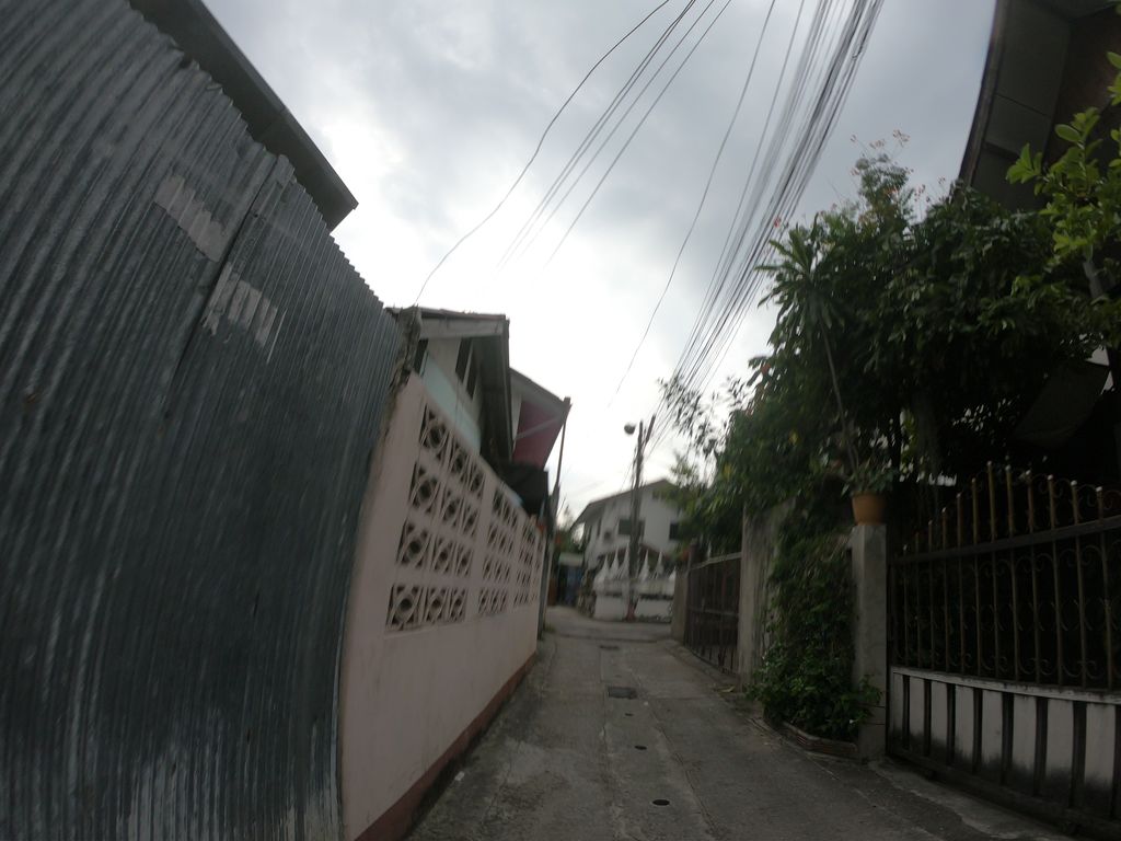ภาพถนนตรงที่ Silp Plung Thang Tattoo ตั้งอยู่ ถ่ายโดย chanuwath_grab พ.ศ. 2562 (2019) · A street-level view of where Silp Plung Thang Tattoo stands, by chanuwath_grab in 2562 (2019)