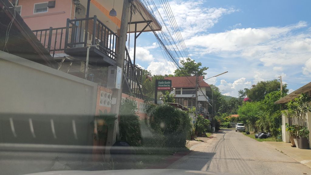 ภาพถนนตรงที่ Greenpalacehotelchiangmai ตั้งอยู่ ถ่ายโดย jrcarlsen พ.ศ. 2565 (2022) · A street-level view of where Greenpalacehotelchiangmai stands, by jrcarlsen in 2565 (2022)