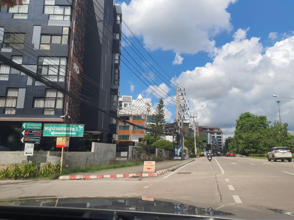 ภาพถนนตรงที่ Chiang Mai Travel ตั้งอยู่ ถ่ายโดย jrcarlsen พ.ศ. 2566 (2023) · A street-level view of where Chiang Mai Travel stands, by jrcarlsen in 2566 (2023)