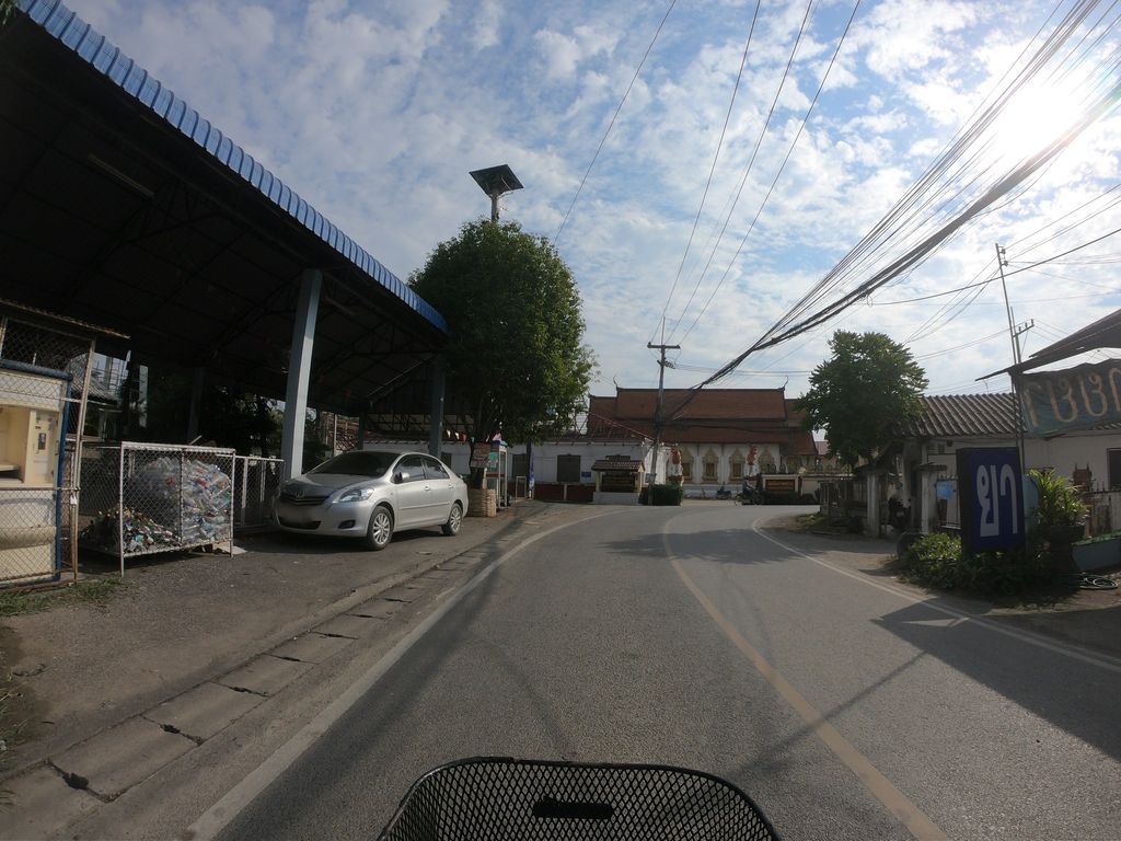 ภาพถนนตรงที่ กาแฟ ถัง โต๊ โต ตั้งอยู่ ถ่ายโดย chanuwath_grab พ.ศ. 2562 (2019) · A street-level view of where กาแฟ ถัง โต๊ โต · Kafae Thang To To stands, by chanuwath_grab in 2562 (2019)