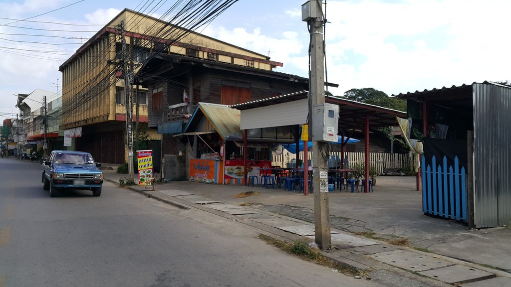 ภาพถนนตรงที่ เตาถ่านข้าวมันไก่ ตั้งอยู่ ถ่ายโดย jrcarlsen พ.ศ. 2559 (2016) · A street-level view of where เตาถ่านข้าวมันไก่ · Taothan Khao Man Kai stands, by jrcarlsen in 2559 (2016)