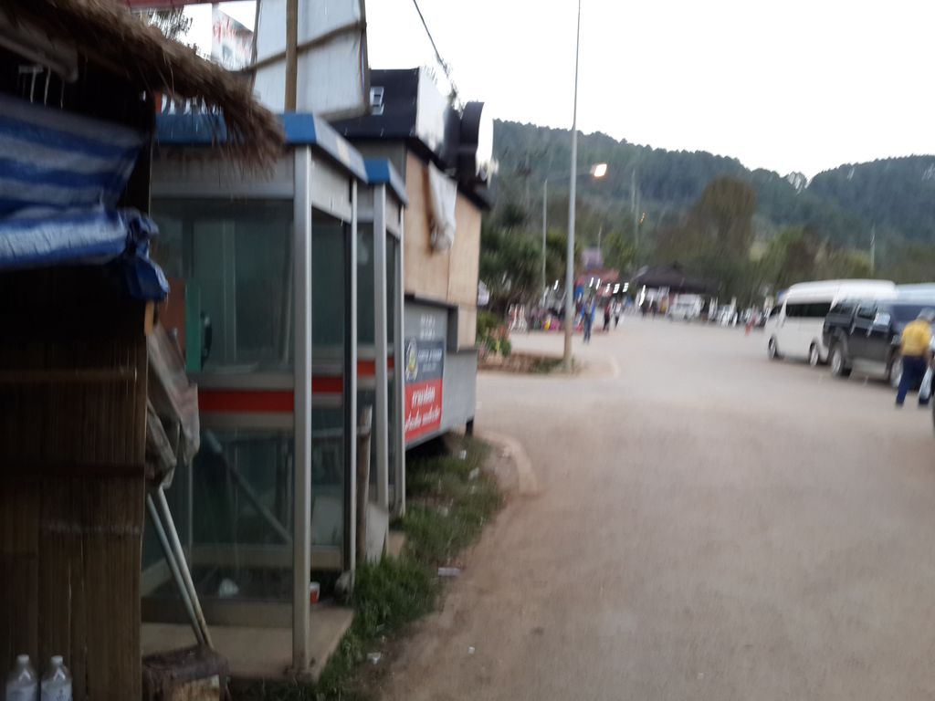 ภาพถนนตรงที่ ร้านดอกเหมยดอยอ่างขาง ตั้งอยู่ ถ่ายโดย mishari พ.ศ. 2558 (2015) · A street-level view of where ร้านดอกเหมยดอยอ่างขาง · Ran Dok Moei Doi Angkhang stands, by mishari in 2558 (2015)