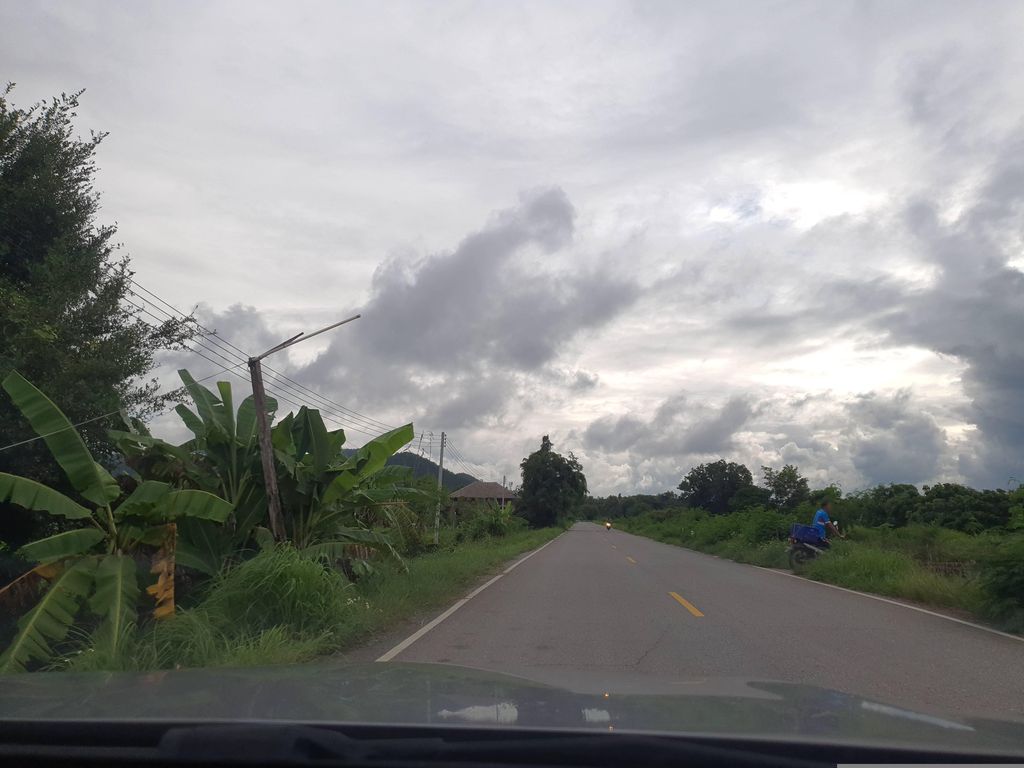 ภาพถนนตรงที่ สวนฮักนะโต่งหลวง ตั้งอยู่ ถ่ายโดย jrcarlsen พ.ศ. 2566 (2023) · A street-level view of where สวนฮักนะโต่งหลวง · Hak Na Tong Luang Garden stands, by jrcarlsen in 2566 (2023)