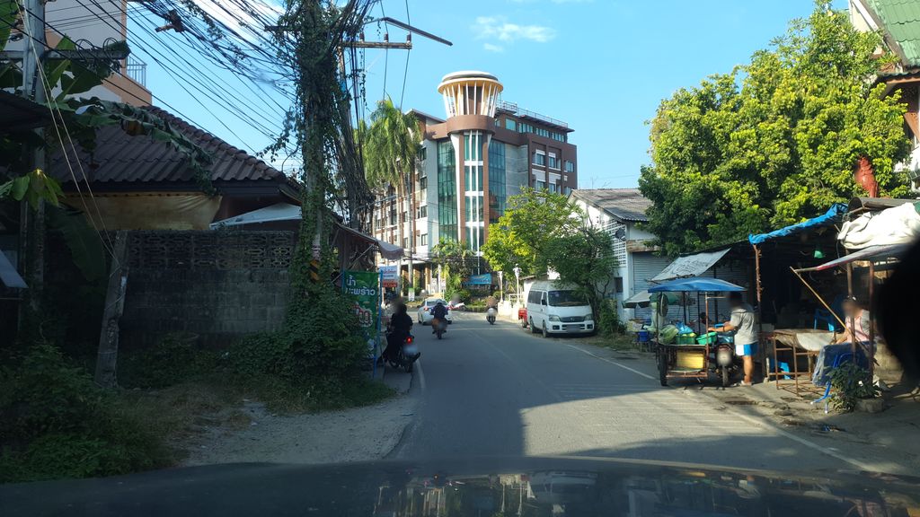 ภาพถนนตรงที่ บุญช้อยเพลส ตั้งอยู่ ถ่ายโดย jrcarlsen พ.ศ. 2562 (2019) · A street-level view of where บุญช้อยเพลส · Bunchoiphlet stands, by jrcarlsen in 2562 (2019)
