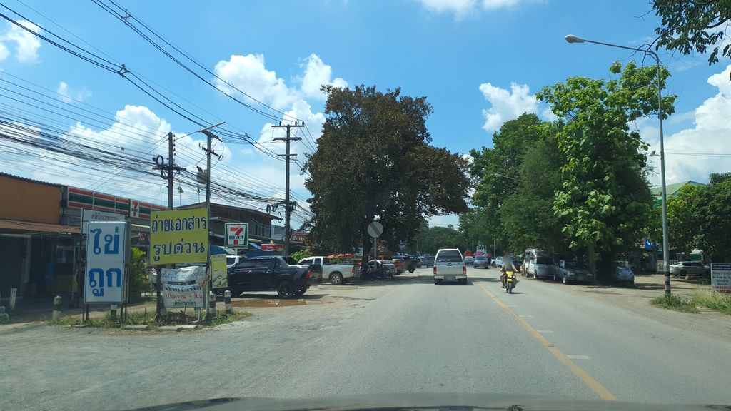 ภาพถนนตรงที่ ปีญ่าโมบาย22 ตั้งอยู่ ถ่ายโดย jrcarlsen พ.ศ. 2564 (2021) · A street-level view of where ปีญ่าโมบาย22 · Piyamobai22 stands, by jrcarlsen in 2564 (2021)