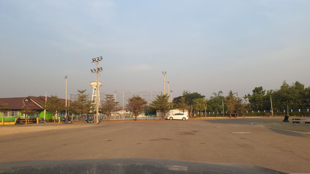 ภาพถนนตรงที่ สนามกีฬาเทศบาลตำบลบ้านแหวน ตั้งอยู่ ถ่ายโดย jrcarlsen พ.ศ. 2566 (2023) · A street-level view of where สนามกีฬาเทศบาลตำบลบ้านแหวน · Thetsaban Tambon Ban Waen Sports ground stands, by jrcarlsen in 2566 (2023)