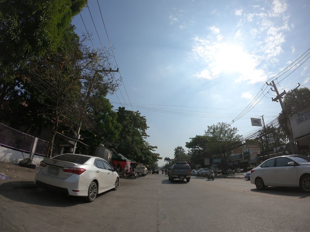 ภาพถนนตรงที่ Happy ไอติมทอด ตั้งอยู่ ถ่ายโดย chanuwath_grab พ.ศ. 2562 (2019) · A street-level view of where Happy ไอติมทอด stands, by chanuwath_grab in 2562 (2019)